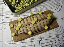 Приклеиваем рейку по центру шлюпки