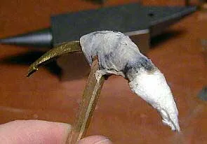 Снова достаем мокрую тряпку или туалетную бумагу чтобы защитить готовую лапу